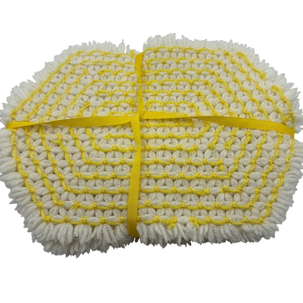 Vtg Handmade Floral Loom Knit Set of 4 Placemats White Yellow Daisy Fringe Retro